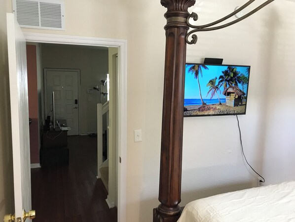 4 室のベッドルーム、デスク、アイロン / アイロン台、WiFi (無料)