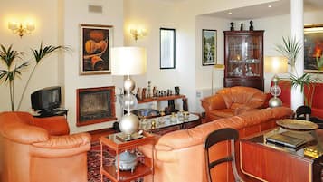 Villa | Wohnzimmer | Kamin