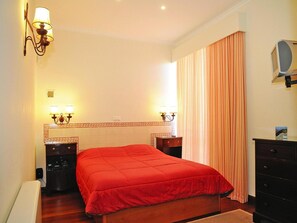 Villa | 4 bedrooms, individually furnished, bed sheets - Villa in Madeira With Atlantic Ocean Views (Santa Cruz)