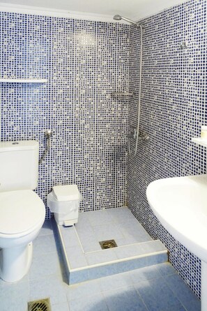 Bathroom - Apartment in Foura With a Balcony or Terrace (Kassandra)