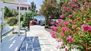 Garden - Apartment in Foura With a Balcony or Terrace (Kassandra)