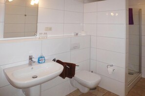 Apartment | Bathroom - Appartement Landhaus Markus, Suderschwei (Stadland)