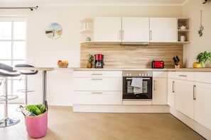 Maison | Cuisine privée | Bouilloire électrique, grille-pain, chaise haute