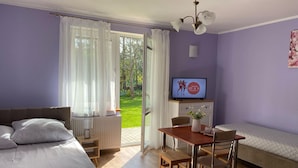 Una camera da letto con un letto, una scrivania e una televisione.