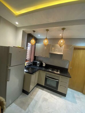 Kühlschrank, Mikrowelle, Ofen, Kochgeschirr/Geschirr/Besteck