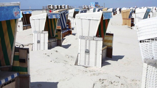 Beach huts with striped awnings, arranged in rows on a sandy beach. - Ferienwohnung, St. Peter - Ording (St. Peter-Ording)