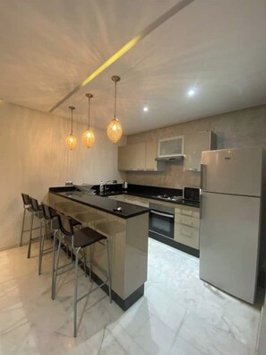 Private kitchen - Cozy Central Flat: 1 Bedroom in Gueliz (Marrakech)