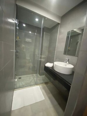 Shower - Cozy Central Flat: 1 Bedroom in Gueliz (Marrakech)