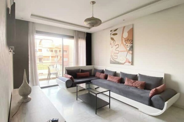 TV - Cozy Central Flat: 1 Bedroom in Gueliz (Marrakech)