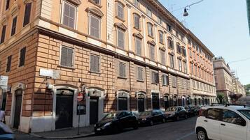 Ein mehrgeschossiges Gebäude mit einer Reihe geschlossener Geschäfte und einer Straße davor.