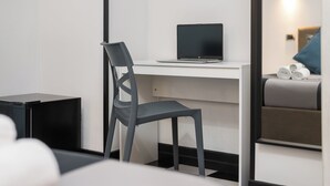 Kamar Triple Klasik | Brankas, tirai kedap cahaya, setrika/meja setrika, dan Wi-Fi gratis