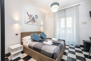 Dobbeltrom – comfort | Safe på rommet, blendingsgardiner og strykejern/-brett