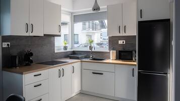 Rumah | Dapur pribadi | Ketel listrik dan kursi makan untuk bayi