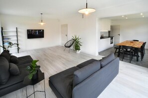 Villa | Cocina privada | Hervidor eléctrico, tostadora y trona infantil