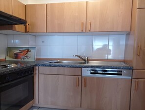 Apartamento | Cocina privada | Hervidor eléctrico, tostadora y trona infantil