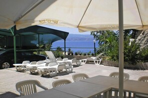 Apartment | Outdoor dining - Villa in Nemira With Sea Views and Hiking (Omis)