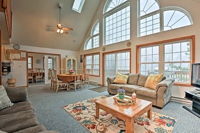 Remodeled ! Lakeside 9BR Pocono Area Villa and private beach volley ball court