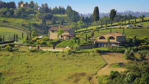 A rural landscape with stone houses surrounded by lush greenery and rolling hills. - Nice Apartment in Montaione With Pool (Montaione)