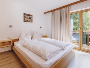 6 bedrooms, individually furnished, bed sheets