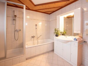 Apartament | Bany | Assecador de cabells i tovalloles 