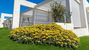 A modern building with white exterior walls and a covered outdoor area. - Residence Capo Falcone, Stintino (Stintino)