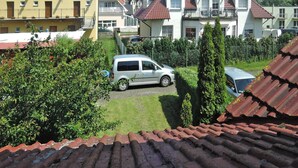 Un quartier résidentiel avec des maisons, un fourgon garé et une pelouse.