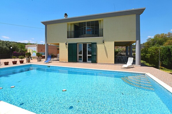 Casa | Piscina | Una piscina cubierta, una piscina al aire libre