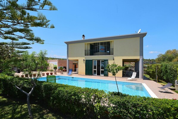 Casa | Piscina | Una piscina cubierta, una piscina al aire libre