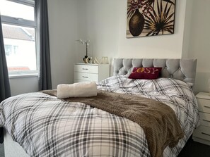 House | 4 bedrooms, free WiFi, bed sheets - Bristol - 4 Beds - Sleeps 7 - For Groups - Garden (Bristol)