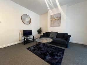 House | Living area | TV - Bristol - 4 Beds - Sleeps 7 - For Groups - Garden (Bristol)