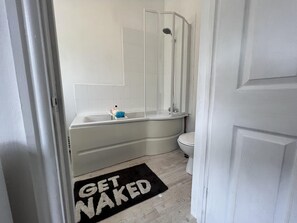 House | Bathroom | Combined shower/tub, deep soaking tub, towels - Bristol - 4 Beds - Sleeps 7 - For Groups - Garden (Bristol)