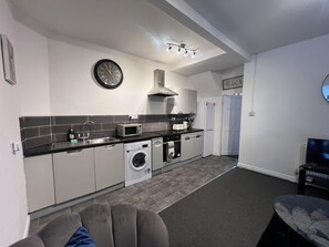 Maison | Cuisine privée | Réfrigérateur, four à micro-ondes, un four, surface de cuisson