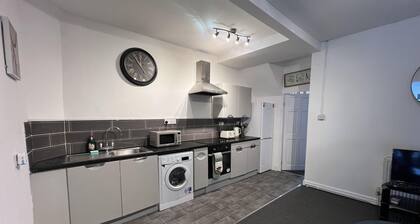 Bristol - 4 Beds - Sleeps 7 - For Groups - Garden