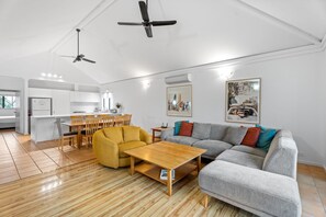 Una televisión, una chimenea