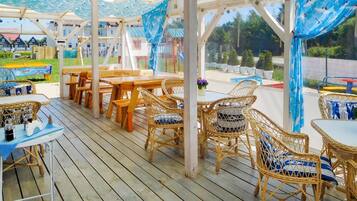Rumah | Tempat makan outdoor