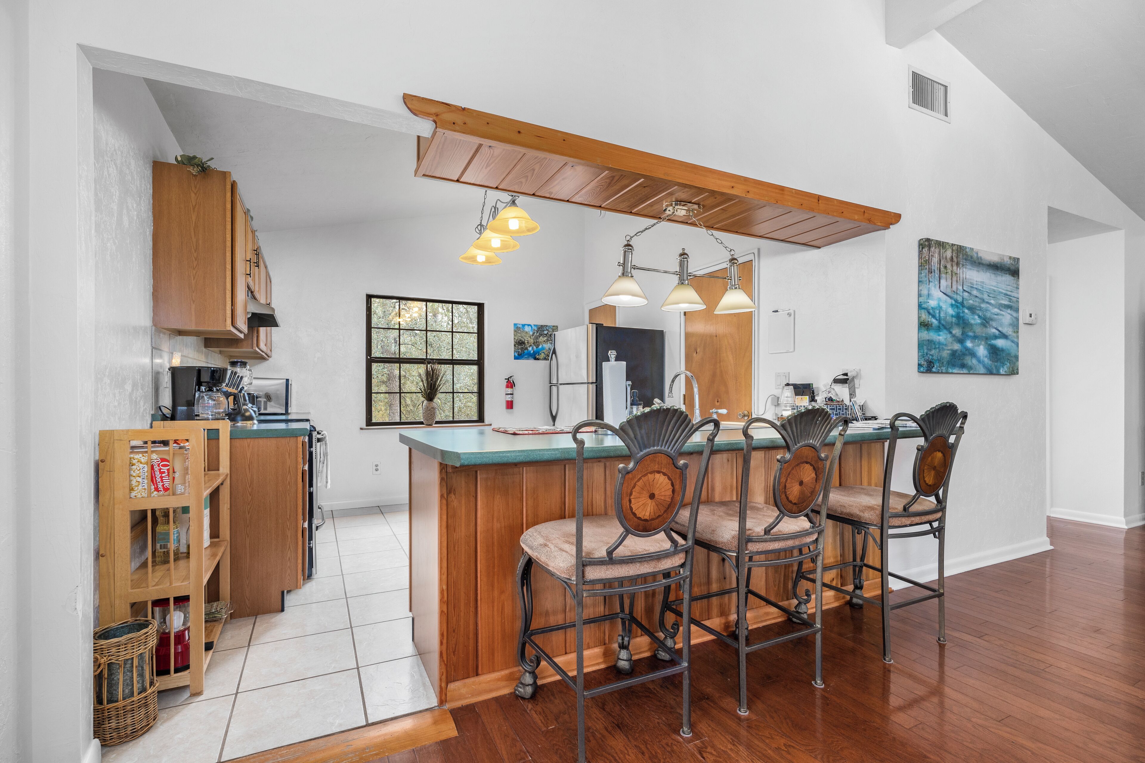 Jääkaappi, mikroaaltouuni, uuni, liesi