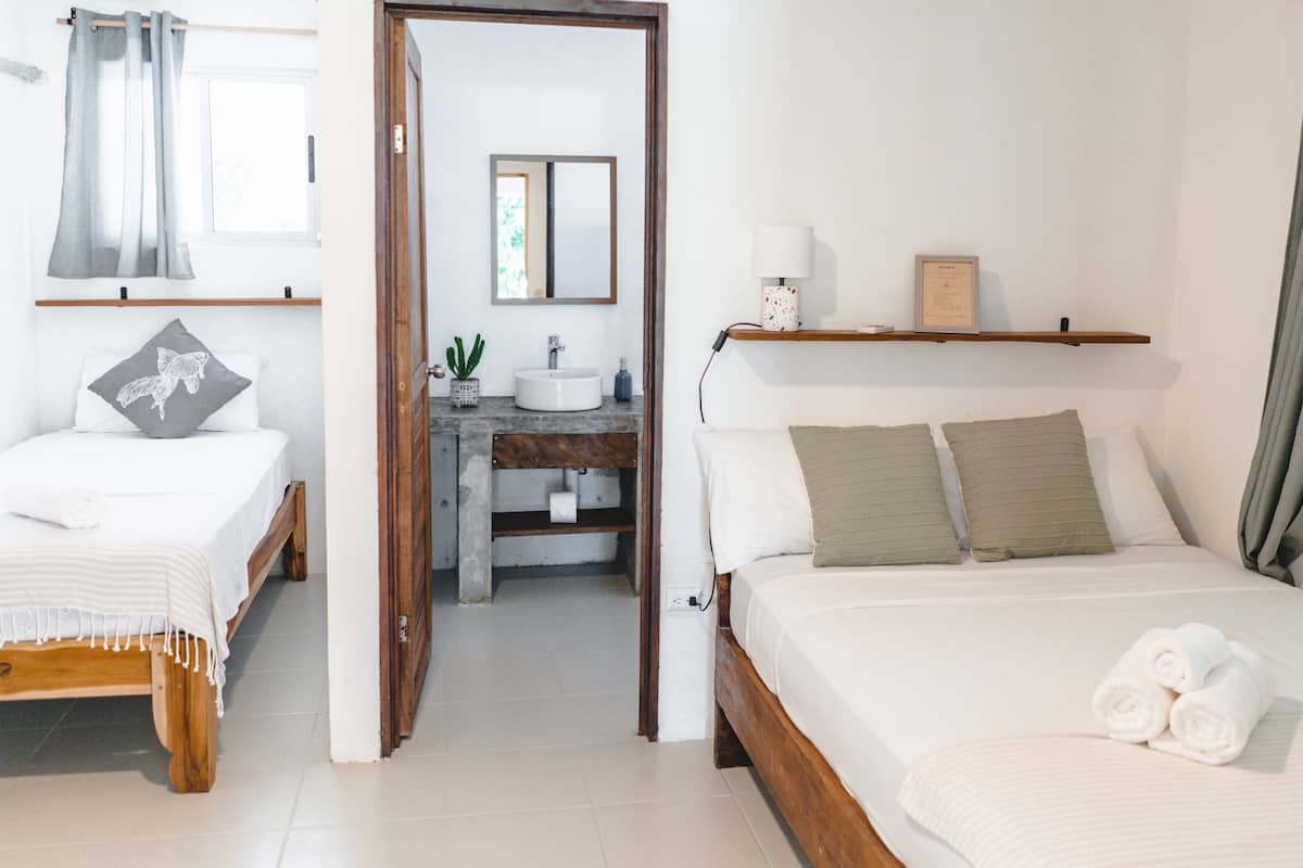 Habitación triple Confort | 1 dormitorio, decoración individual, mobiliario individual y escritorio