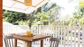 Suite, 1 dormitori, vistes al jardí | Terrassa o pati