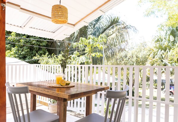 ห้องสวีท, 1 ห้องนอน, วิวสวน | ลานระเบียง/ นอกชาน