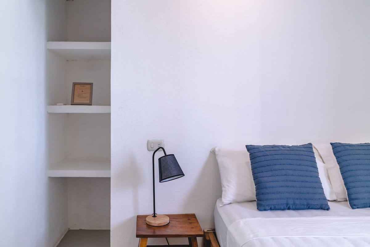 1 dormitorio, decoración individual, mobiliario individual y escritorio