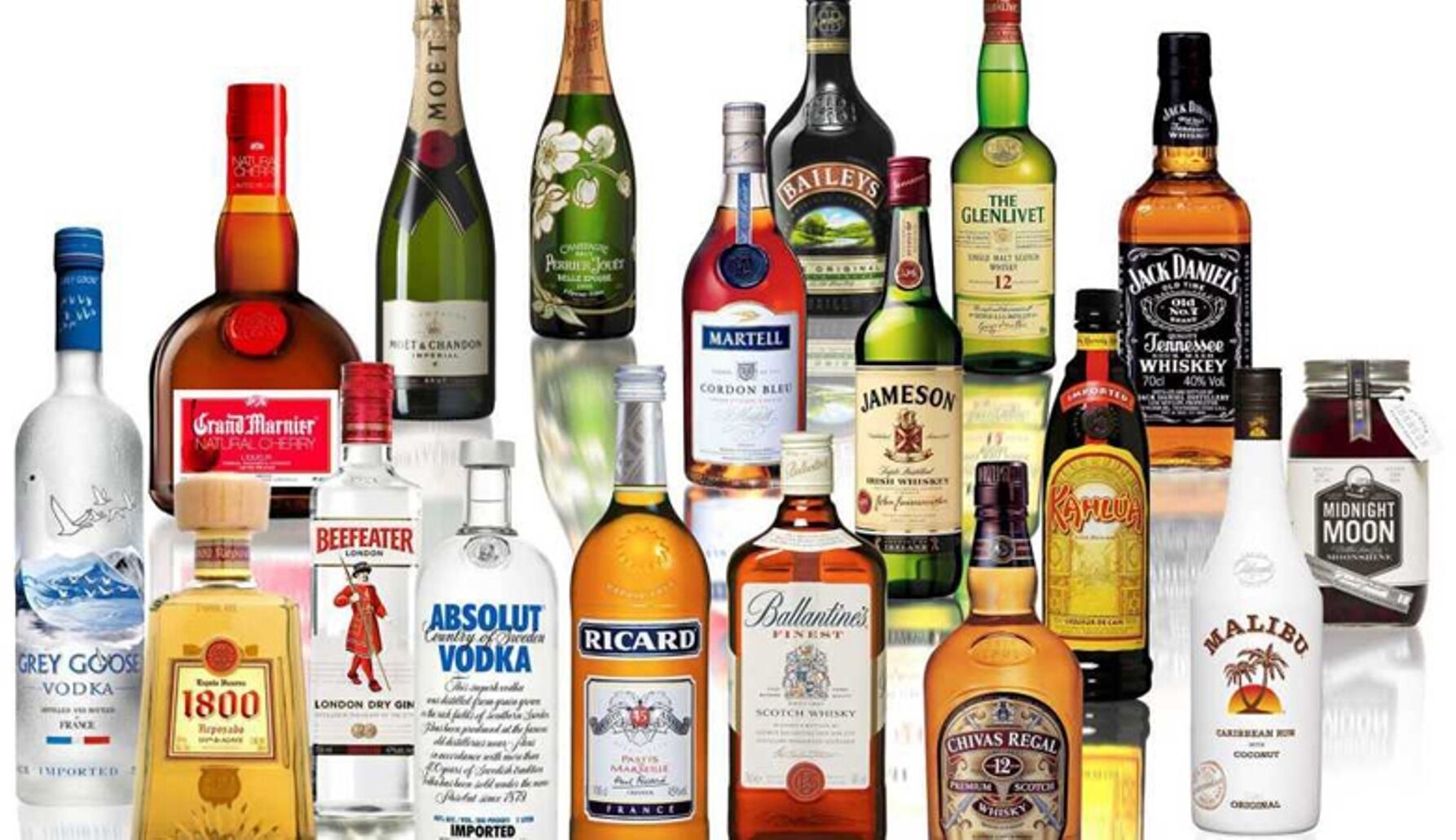 Diverse flessen alcohol, waaronder merken zoals Moët, Grand Marnier en Jack Daniel's.