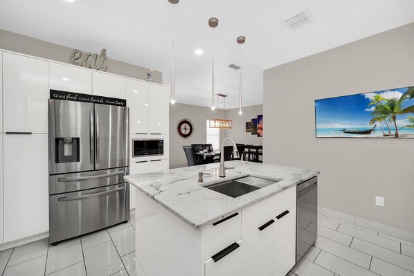 Fridge, microwave, oven, stovetop - Charming 4 Bed Family Pool Home with Game Room (Kissimmee)