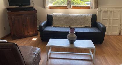 Retro affordable 2-bedroom apartment with WiFi in Montauk