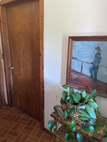 Retro affordable 2-bedroom apartment with WiFi in Montauk