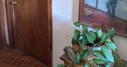 Retro affordable 2-bedroom apartment with WiFi in Montauk