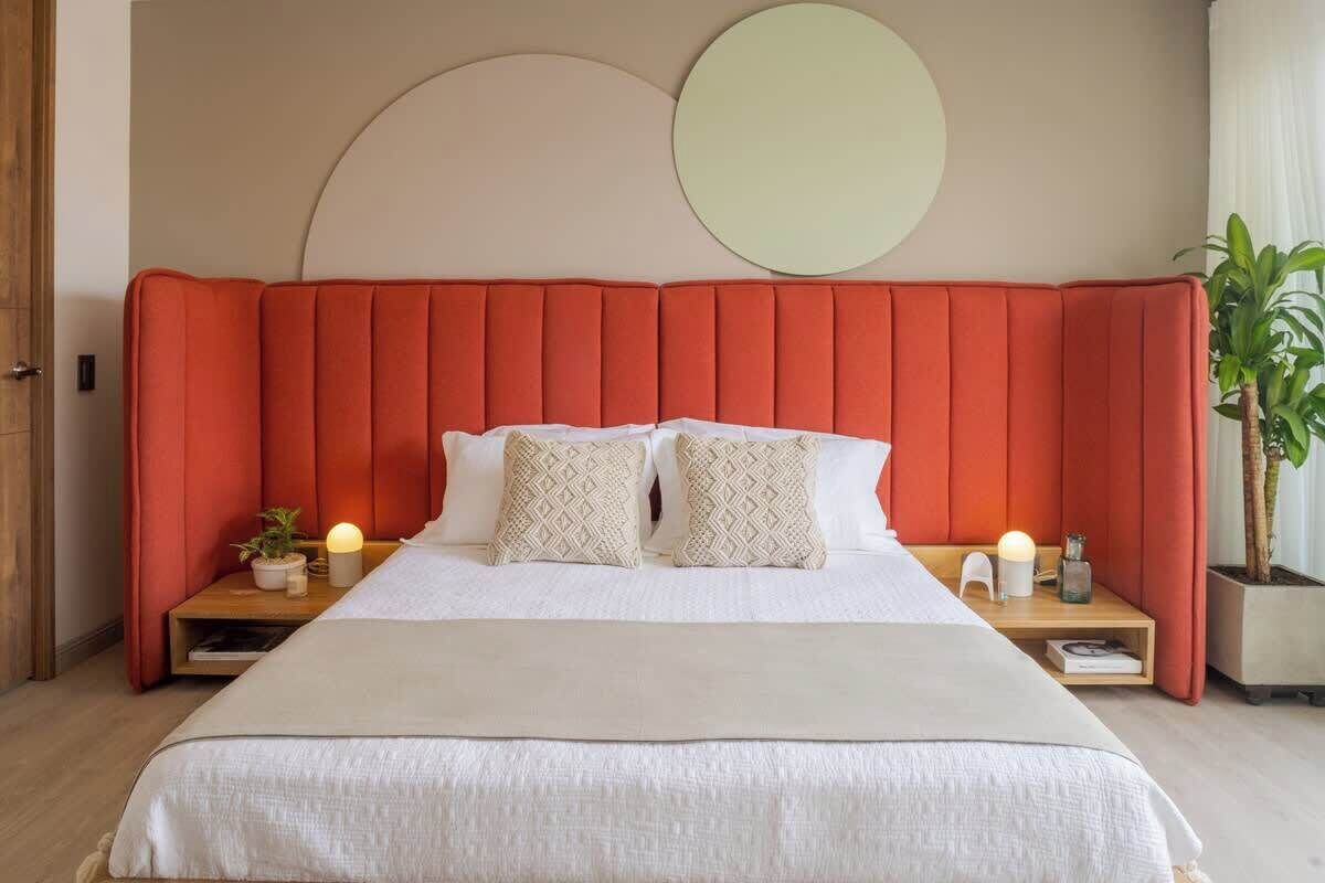 Tabla de planchar con plancha, wifi y ropa de cama 