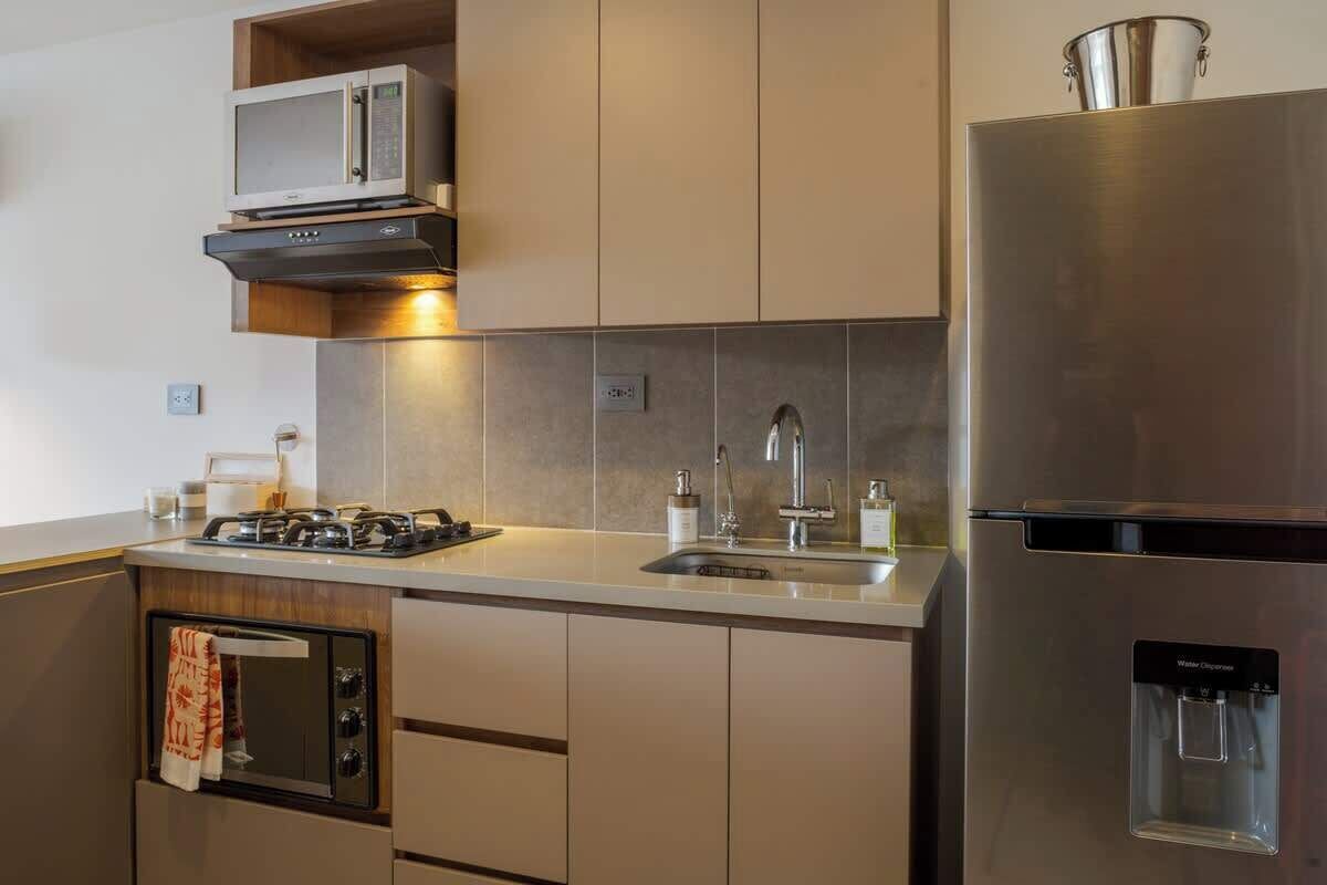 Refrigerador, microondas, horno y parrilla de estufa 