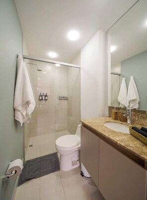 Shower, hair dryer, towels - Design & Modern Apt in Laureles (Medellín)