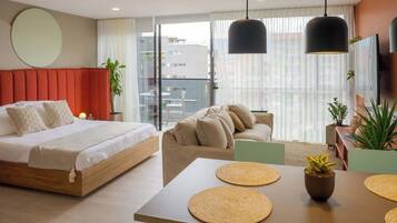 Tabla de planchar con plancha, wifi y ropa de cama