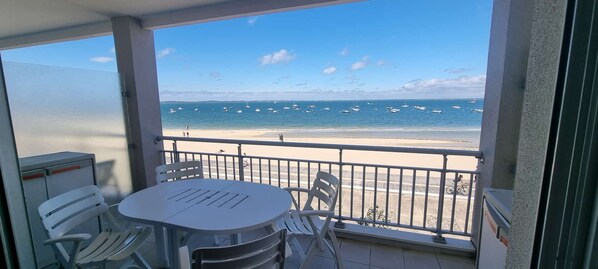 Outdoor dining - Unique beachfront studio cabin with direct beach access (Arcachon)